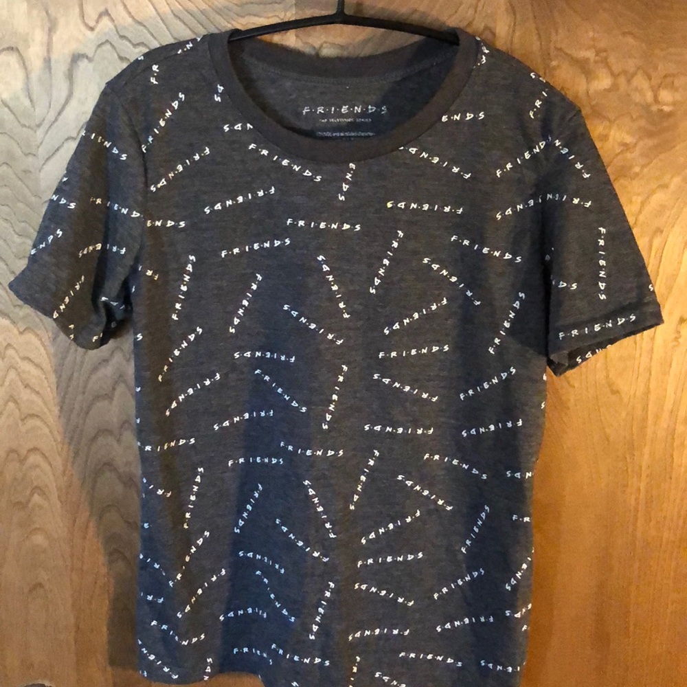 “FRIENDS” t shirt